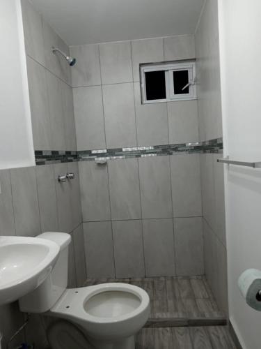 Santa Cruz TecamacMI PORTON GRIS的白色的浴室设有卫生间和水槽。