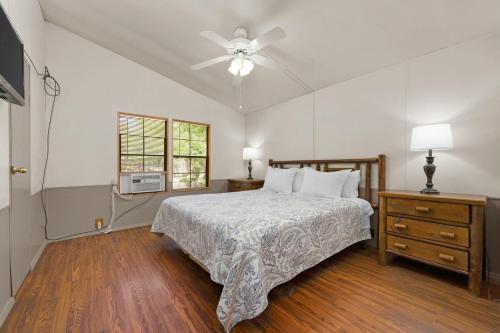 克恩维尔The Sequoia House的一间卧室配有一张床和吊扇