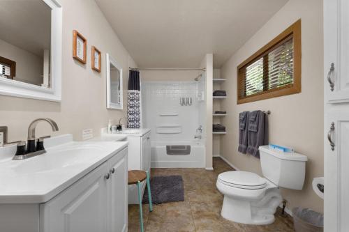 克恩维尔The Sequoia House的白色的浴室设有卫生间和水槽。