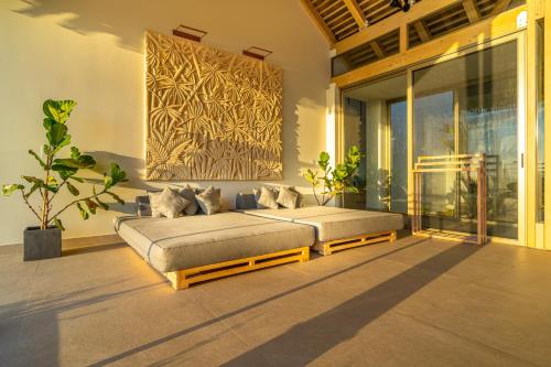 DominicalitoCasa Frenchie Luxury Oceanview Jungle Villa for 12 people的一间卧室设有两张床和大窗户