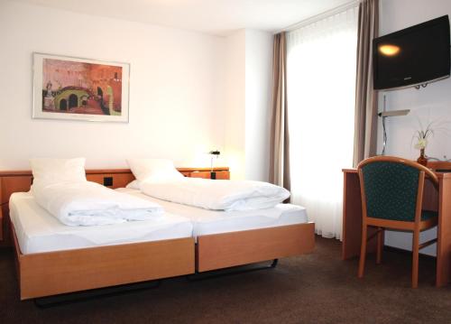 安特拉格里Hotel Freihof Swiss Lodge的酒店客房,配有两张床和椅子