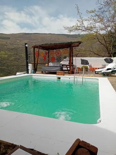 布维翁"Casa Ibero" Bubion, Alojamiento Turistico Rural的后院带凉亭的大型游泳池