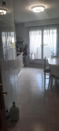潘普洛纳Pamplona Room的厨房配有桌子和大窗户
