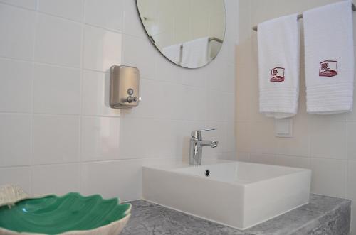 奥比多斯Entre Vinhas & Mar的白色的浴室设有水槽和镜子