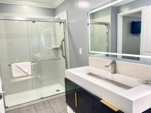 蒙特雷隆恩橡木酒店的一间带水槽和淋浴的浴室