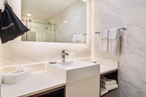 圣奥古斯丁Best Western Historic Bayfront的白色的浴室设有水槽和镜子