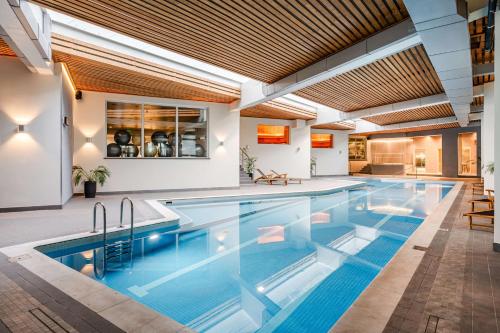 里加里加道加瓦丽笙布鲁酒店的一个带大型游泳池的室内游泳池