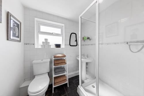 斯特鲁德Entire home in Medway, United Kingdom的白色的浴室设有卫生间和淋浴。