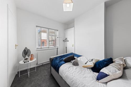斯特鲁德Entire home in Medway, United Kingdom的白色的客厅配有沙发和窗户