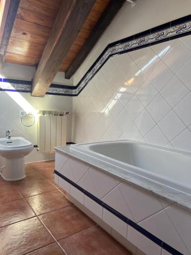 MerzaCasa Goris的带浴缸和卫生间的浴室。