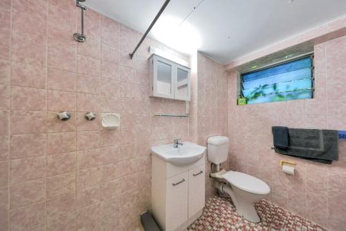 达尔文帕拉维斯塔汽车旅馆的粉红色的浴室设有水槽和卫生间