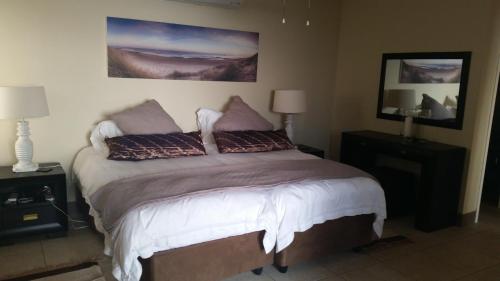 乌姆德洛蒂Bonna Vista的一间卧室配有一张带两个枕头的床