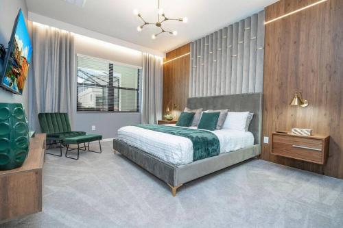 奥兰多Paradiso Brand New Top Elegance Vacation Home 6086的一间卧室配有一张床和一把绿色椅子