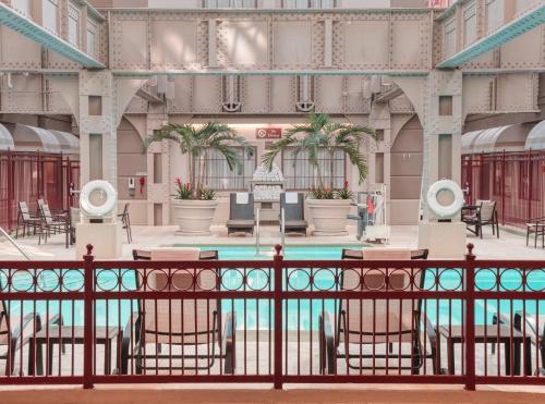 印第安纳波利斯印第安纳波利斯市中心联合车站皇冠假日酒店的大楼大堂的游泳池