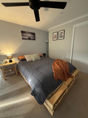 天鹅山Kima Quarters的卧室内的一张床位,配有吊扇