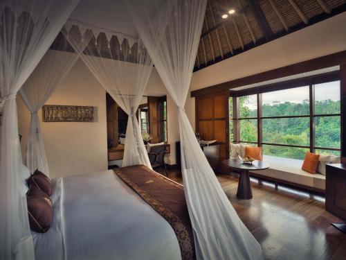 帕洋安巴厘岛空中花园别墅的一间卧室配有床、窗帘和沙发