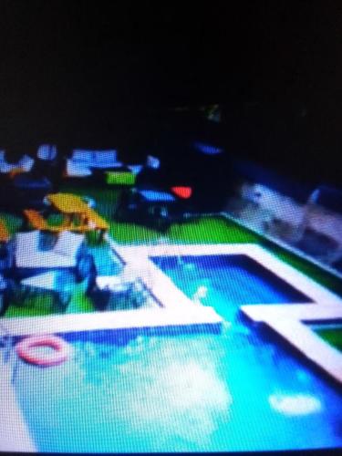 哈科特港Villa toscana luxe hotel port Harcourt的一个带玩具车和遮阳伞的游泳池
