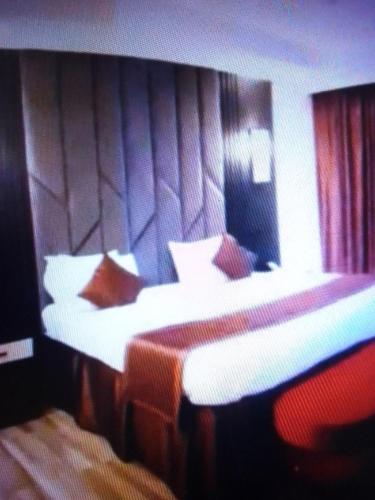 哈科特港Villa toscana luxe hotel port Harcourt的两间带两张床的酒店客房