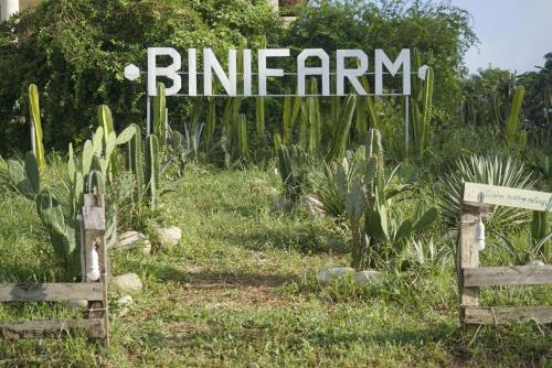 Cu ChiBinifarm Tropical Retreat的草园的标志