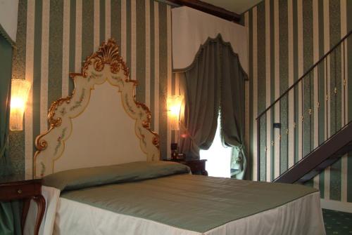 威尼斯贝里埃波科酒店的一间带床的卧室,位于带楼梯的房间