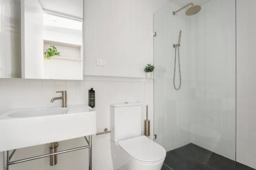 悉尼Urban Rest Double Bay Apartments的白色的浴室设有卫生间和水槽。