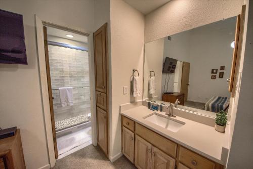 新布朗费尔斯Condo de Comal CW C101的一间带水槽和大镜子的浴室