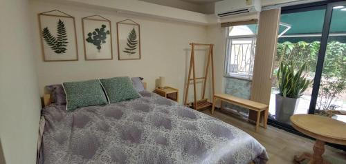 香港海悠居的一间卧室设有一张床和一个大窗户