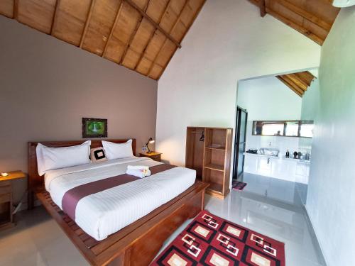特特巴图Novia Guest House Lombok-Tetebatu的一间卧室设有一张床和一个大型玻璃窗