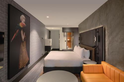 墨尔本The Motley Hotel的酒店客房,配有床和沙发