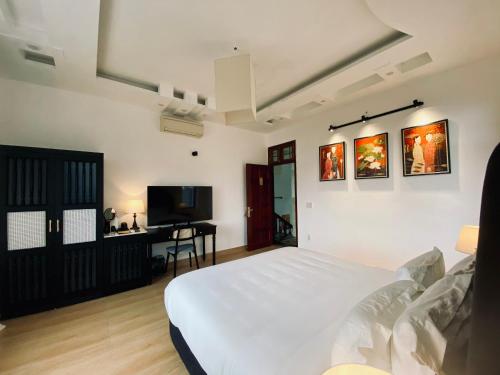 吉婆岛Viet Hai Lan Homestay的卧室配有白色的床和电视。