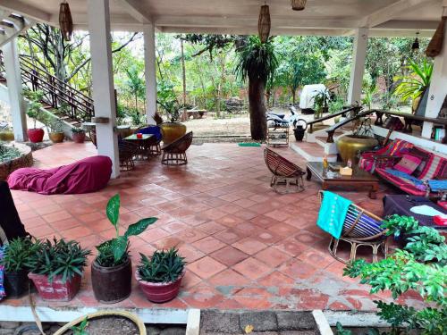 白马市Jungle House Kep的户外庭院设有桌椅和植物