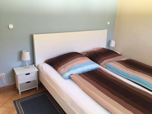 普鲁滕Boddensurfer 2b Comfortable holiday residence的一间卧室设有两张床和床头柜