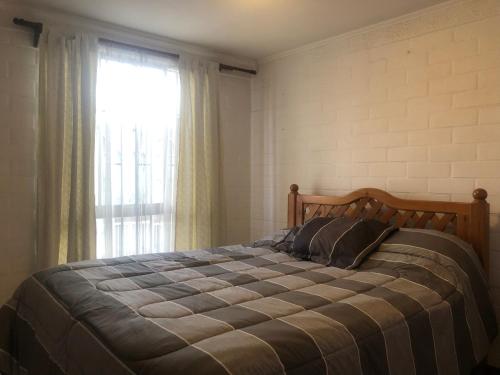 圣地亚哥Tu espacio Re - Cuarto con encanto的一间卧室设有一张大床和窗户