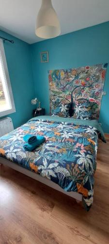 TorcenayCharmante petite maison的一间卧室配有一张带五颜六色棉被的床