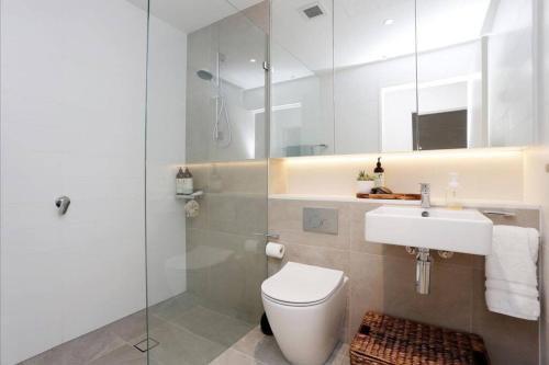 悉尼Perfect large one bedroom plus study - ALB09518的浴室配有卫生间、盥洗盆和淋浴。