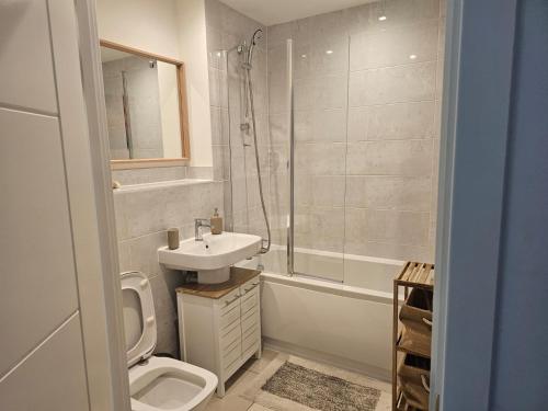 米尔顿凯恩斯Luxury 1-Bed Apartment with balcony & Free parking的浴室配有卫生间、盥洗盆和淋浴。