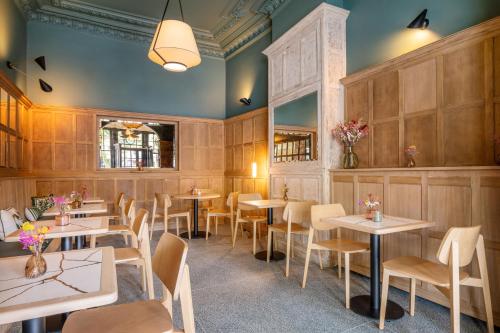 布鲁塞尔Made in Catherine的餐厅拥有木墙和桌椅