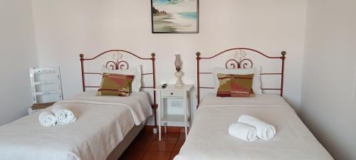 米尔芳提斯城Casa das Hortências By Alojamentos Vitinho - Vila Nova MIlfontes的配有白色床单的客房内的两张床