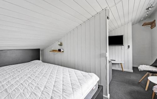 海默特2 Bedroom Nice Home In Hemmet的卧室配有白色的床和电视