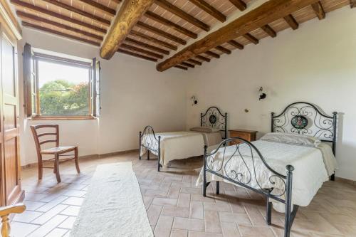 拉迪孔多利Apartment Marcigliana Front Pool Radicondoli, Siena的一间卧室设有两张床和窗户。