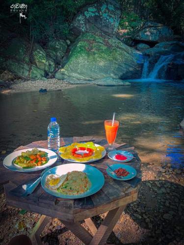 埃拉Rawana Adventure Park的野餐桌,带食物和饮料盘