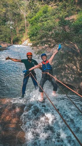 埃拉Rawana Adventure Park的船上的男人和女人