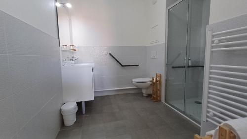克拉马Résidence Montana Clamart的白色的浴室设有卫生间和淋浴。