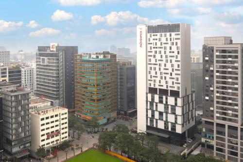 河内Mövenpick Living West Hanoi的城市空中景观高楼