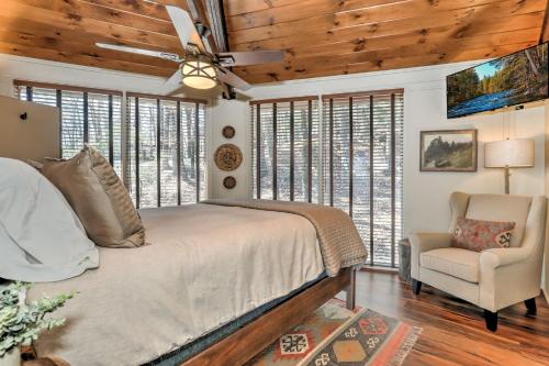MarblehillChalet 254 - Cozy luxury in Big Canoe的一间卧室配有一张床、一把椅子和窗户。