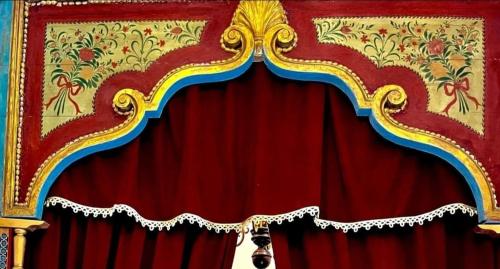 苏塞Dar Aziz的金红窗帘的舞台
