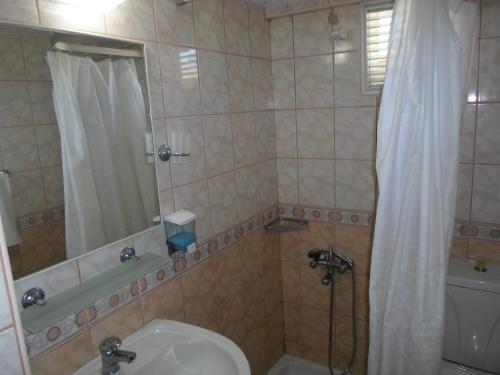 马尔马里斯迈拉酒店的带淋浴、卫生间和盥洗盆的浴室