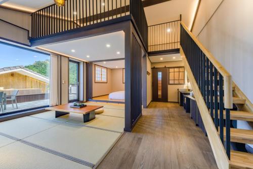 西归浦市Hotel HaruSida的一间设有楼梯的客房,通往一间卧室