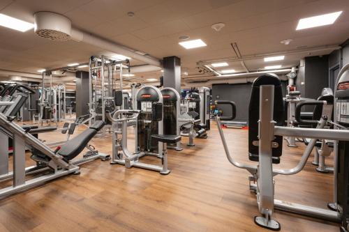 萨伦Skistar Lodge Lindvallen的健身房设有数台跑步机和机器