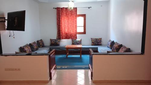 瓦尔扎扎特Warzazat Apartments的客厅配有沙发和桌子